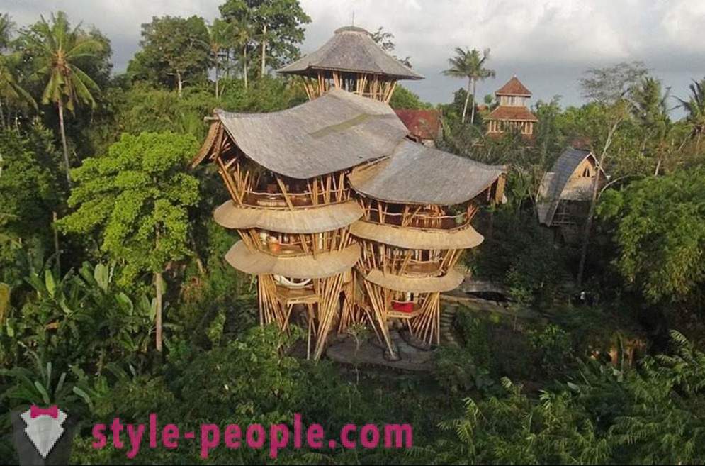 Ea a părăsit locul de muncă, a mers la Bali și a construit o casă de lux din bambus