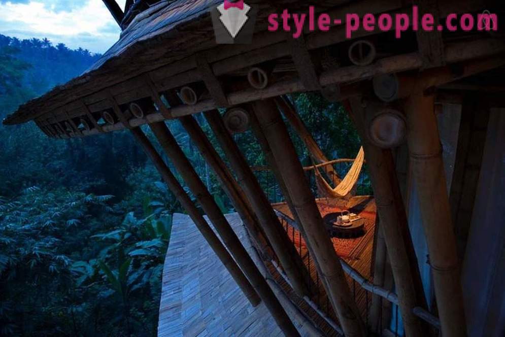 Ea a părăsit locul de muncă, a mers la Bali și a construit o casă de lux din bambus