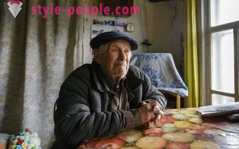 Profesor sat în vârstă de 85 de ani, a acumulat pe casa, dar el a dat bani pentru orfani
