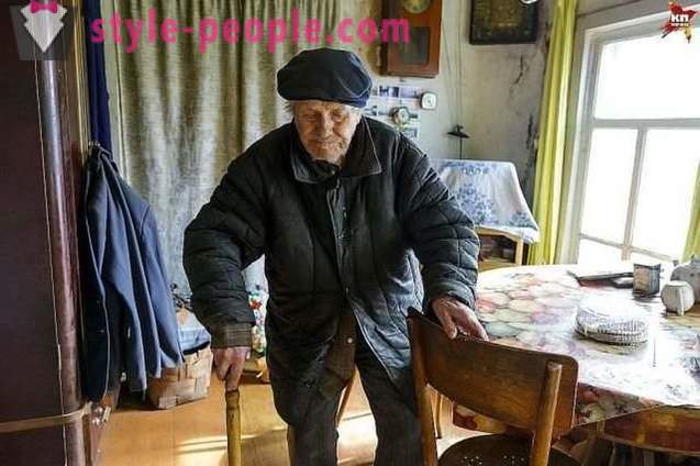 Profesor sat în vârstă de 85 de ani, a acumulat pe casa, dar el a dat bani pentru orfani