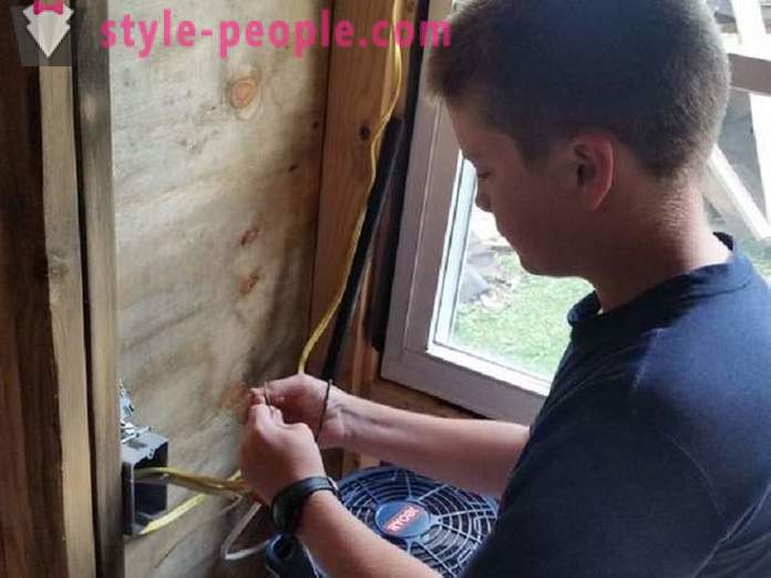 Băiat în vârstă de 13 ani și-a construit o casă