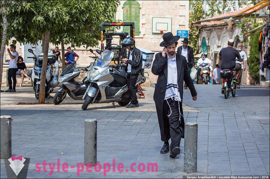 De ce sunt evreii religioși poarte haine speciale