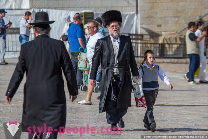 De ce sunt evreii religioși poarte haine speciale