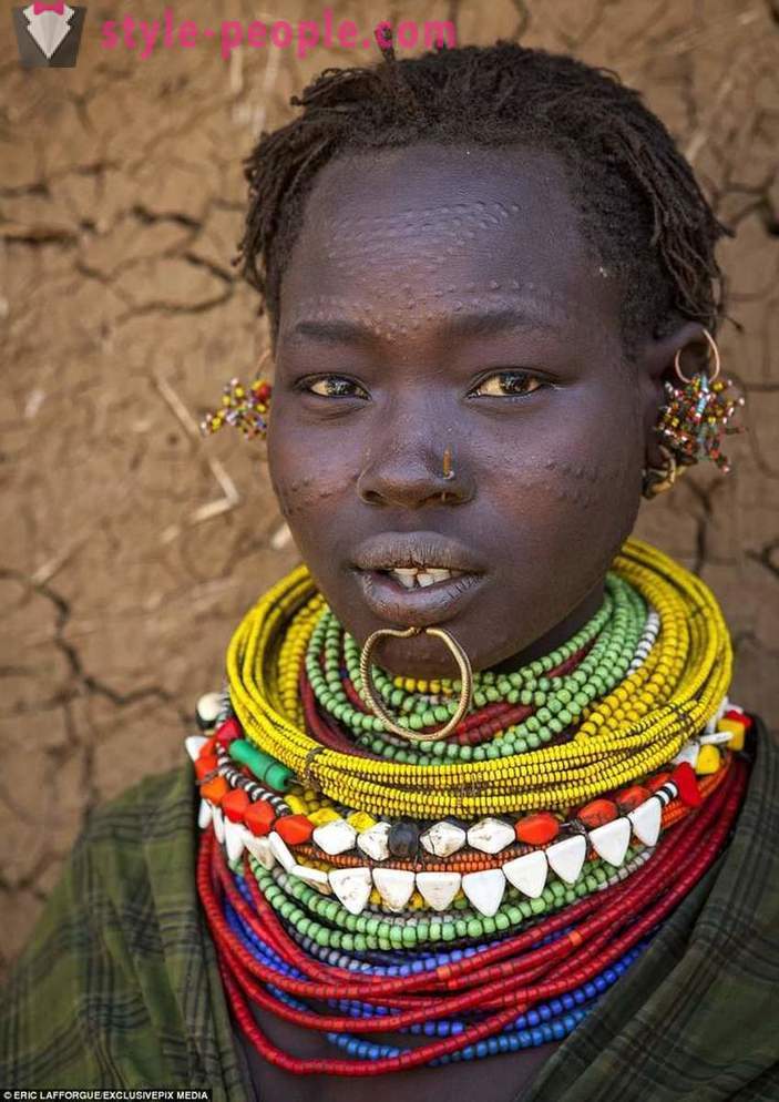 În Africa, cicatrici împodobesc nu numai bărbați