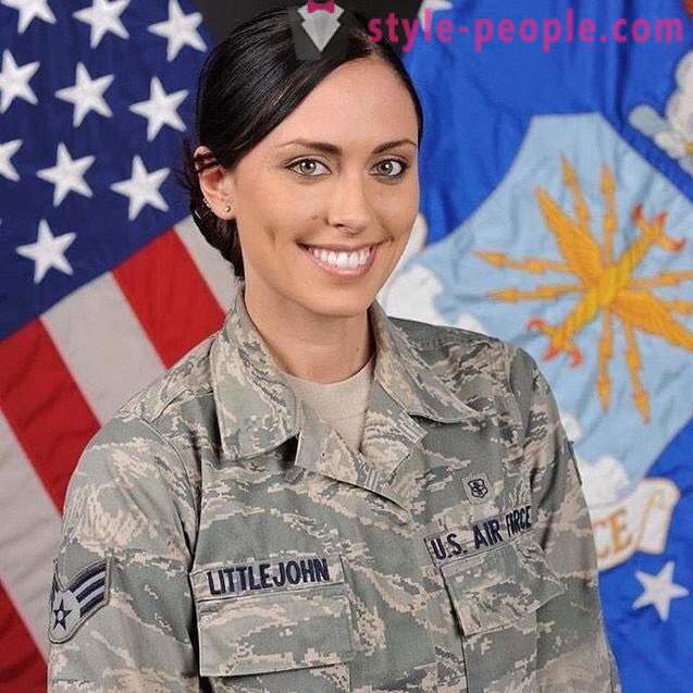 Kerissa Littlejohn - membri ai US Air Force, care este un model profesionist, și are o diplomă de master