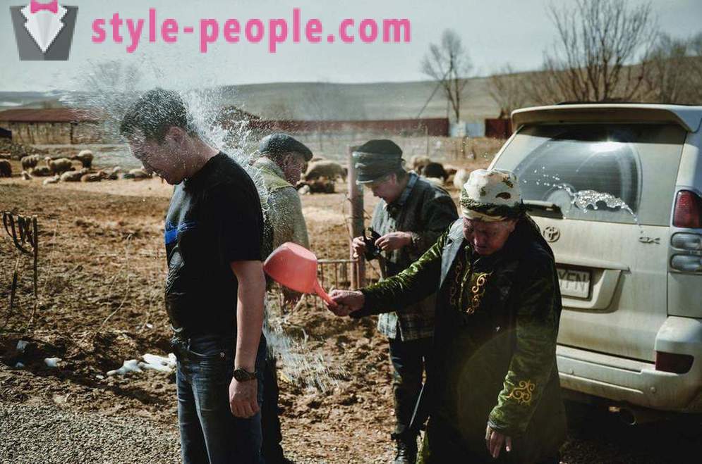 Vest fotograf a petrecut două luni vizitând kazah șaman