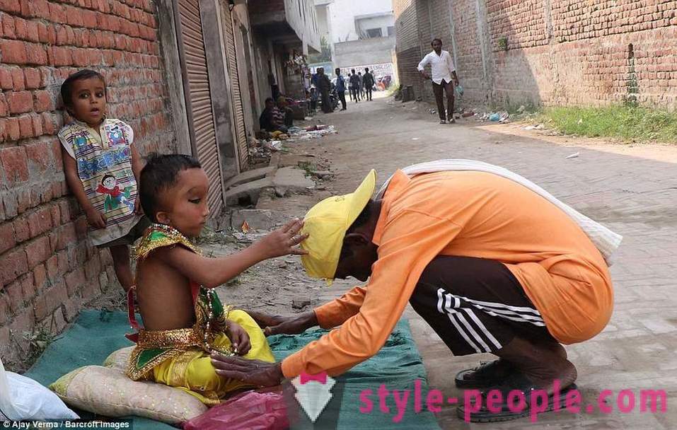 Satul indian este venerat băiat cu un cap deformat ca un zeu Ganesha