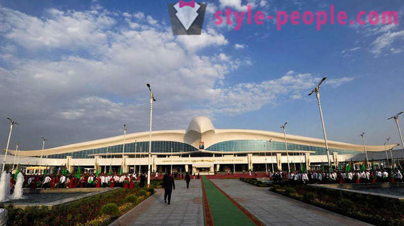 Turkmenistan a deschis aeroportului sub forma unui șoim care zboară