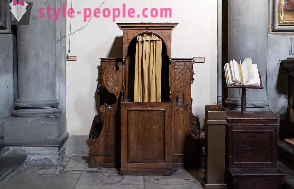 Confesionalele în biserica italiană. Fotograf Marcella Hakbardt