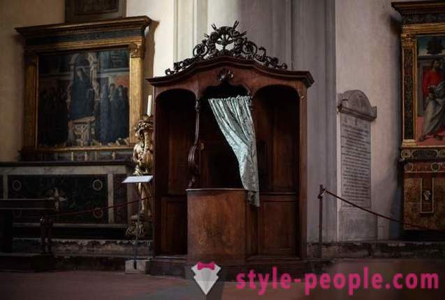Confesionalele în biserica italiană. Fotograf Marcella Hakbardt