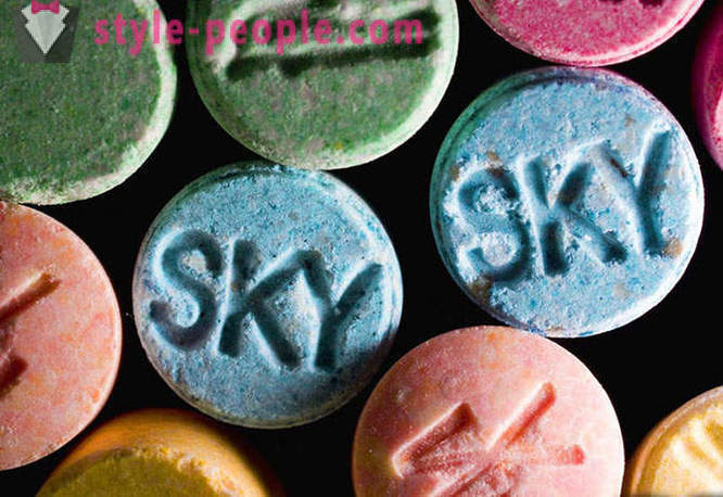 Că cele 9 substanțe nocive cele mai populare, inclusiv alcool, LSD, si cofeina face cu creierul