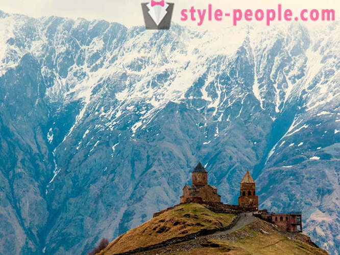 Călătorește prin munții Caucaz