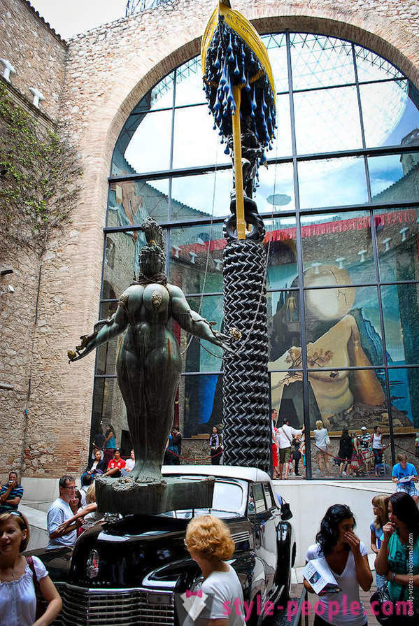 Muzeul Dali Salvador și castelul soției sale