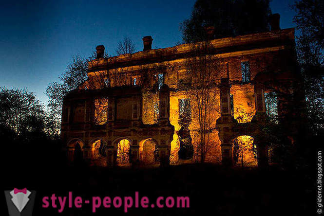 Night Watch - imagini atmosferice ale clădirilor abandonate