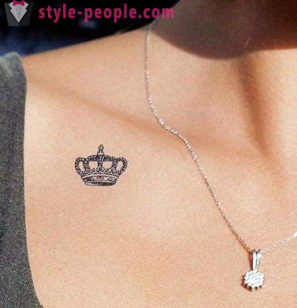 Ce face tatuajul cu litera „C“ și o imagine a coroanei?