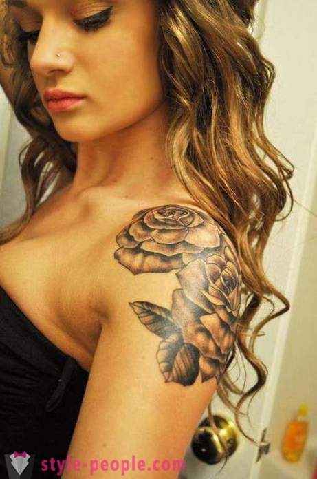 Tatuaj frumos pentru fete pe umăr