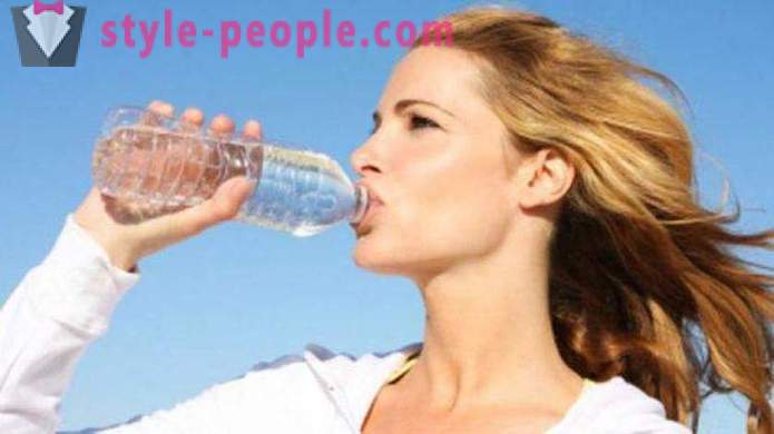 Pot să bea apă în timpul unui antrenament la sala de sport?