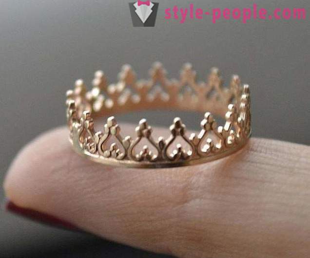 Ring sub forma unei coroane. Aur, inel de argint
