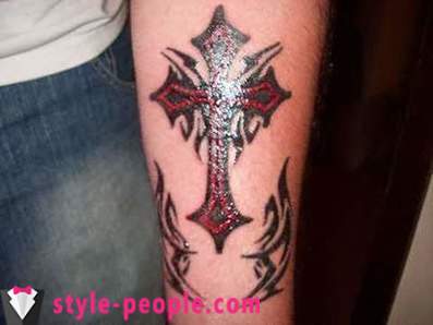 Crucea tatuaj pe brațul lui. valoarea sa