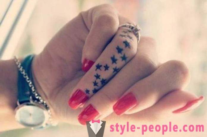 Tatuaje pe degete - o tendință de moda!
