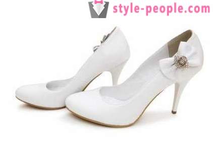 Pantofi albi pentru fashioniste