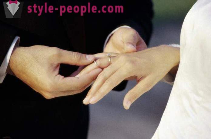 La un deget purta un inel de logodna? Inele de logodnă: fotografie